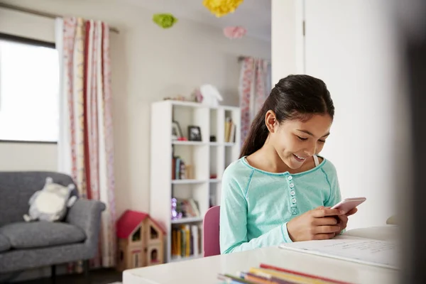 Menina Jovem Sentada Mesa Quarto Usando Telefone Móvel — Fotografia de Stock