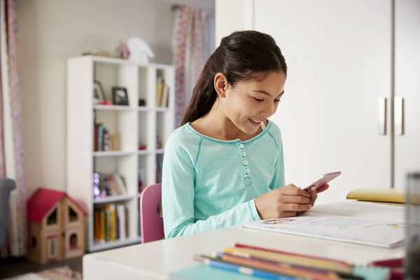 Jong Meisje Zit Bureau Slaapkamer Met Behulp Van Mobiele Telefoon — Stockfoto