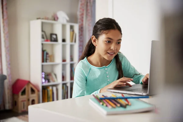 Ung Flicka Sitter Vid Skrivbord Sovrum Med Laptop — Stockfoto