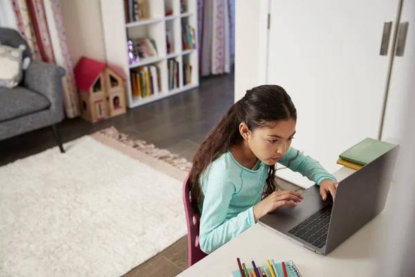 Młoda Dziewczyna Siedzi Przy Biurku Sypialni Pomocą Laptopa — Zdjęcie stockowe