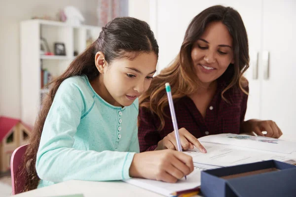 Mère Aidant Fille Avec Devoirs Assis Bureau Dans Chambre Coucher — Photo