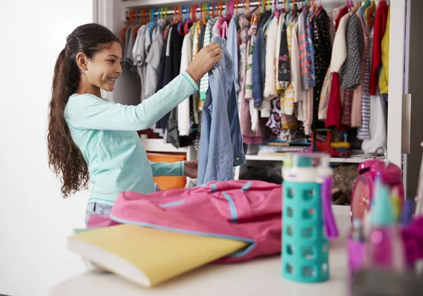 Menina Quarto Escolhendo Roupas Armário — Fotografia de Stock