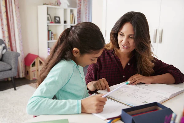 Madre Ayudando Hija Con Tarea Sentada Escritorio Dormitorio —  Fotos de Stock