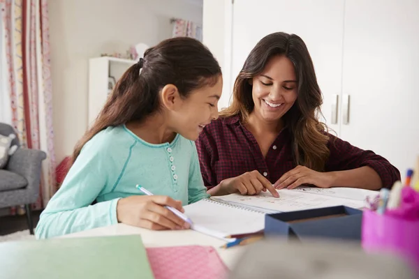 Mère Aidant Fille Avec Devoirs Assis Bureau Dans Chambre Coucher — Photo