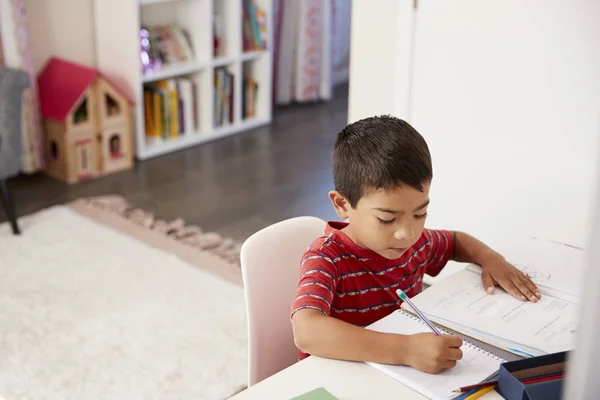 Kleiner Junge Sitzt Schreibtisch Schlafzimmer Und Macht Hausaufgaben — Stockfoto