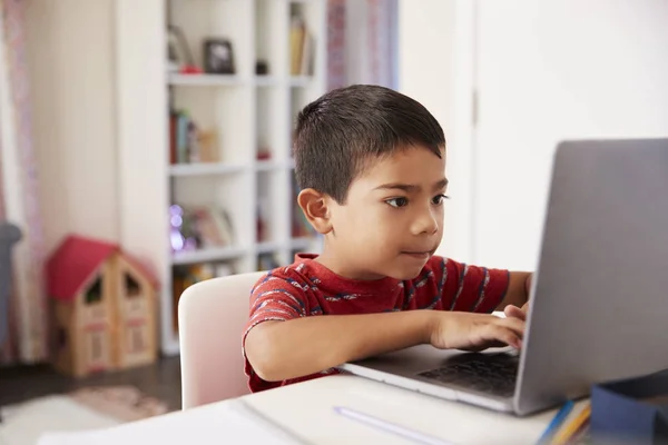 Jongen Zit Bureau Slaapkamer Laptop Gebruiken Huiswerk Doen — Stockfoto