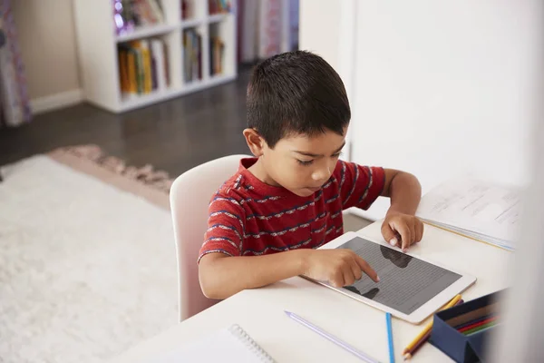 Junge Sitzt Mit Digitalem Tablet Schreibtisch Schlafzimmer Und Macht Hausaufgaben — Stockfoto