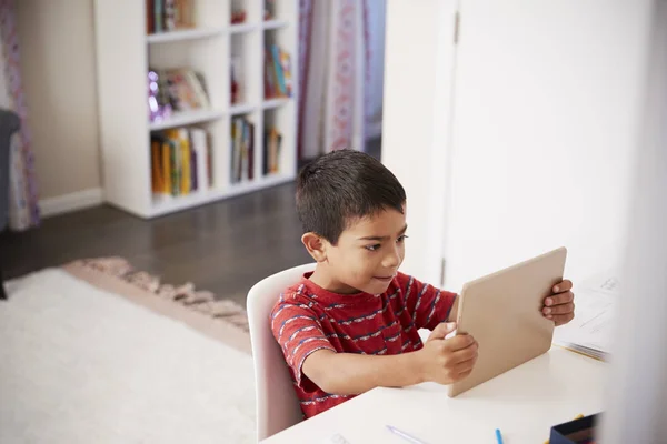 Menino Sentado Mesa Quarto Usando Tablet Digital Para Fazer Lição — Fotografia de Stock