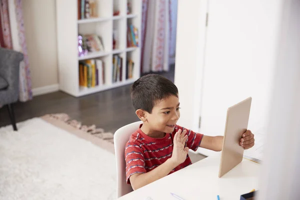 Junge Sitzt Schlafzimmer Schreibtisch Und Nutzt Digitales Tablet Für Videoanrufe — Stockfoto