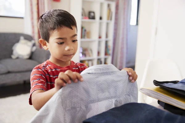 Niño Dormitorio Elegir Camisa Listo Para Escuela — Foto de Stock