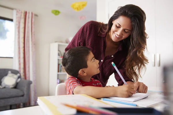 Mère Aidant Fils Avec Devoirs Assis Bureau Dans Chambre — Photo