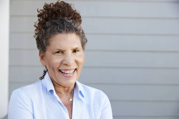 Portret Van Senior Vrouw Permanent Buiten Grijs Duig Huis — Stockfoto