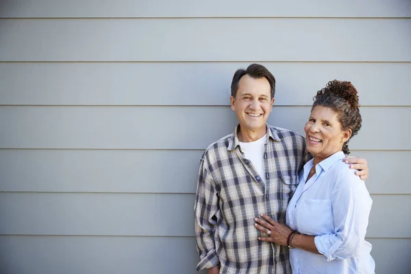 Portret Van Senior Paar Permanent Buiten Grijs Duig Huis — Stockfoto