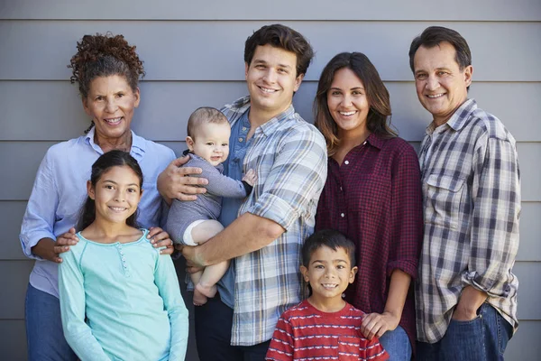 Porträt Einer Mehrgenerationenfamilie Mit Baby Das Vor Einem Grauen Plattenbau — Stockfoto