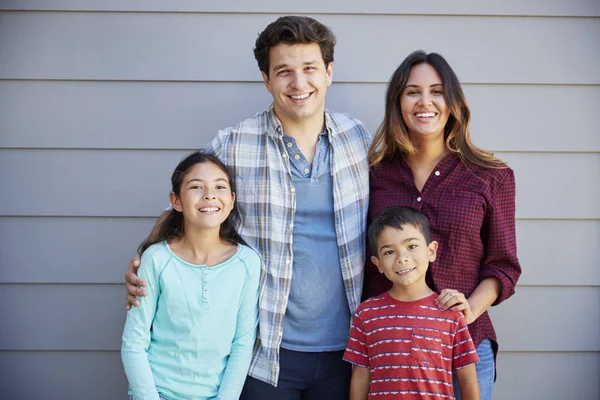 Portret Van Gelukkige Familie Permanent Buiten Grijs Duig Huis — Stockfoto