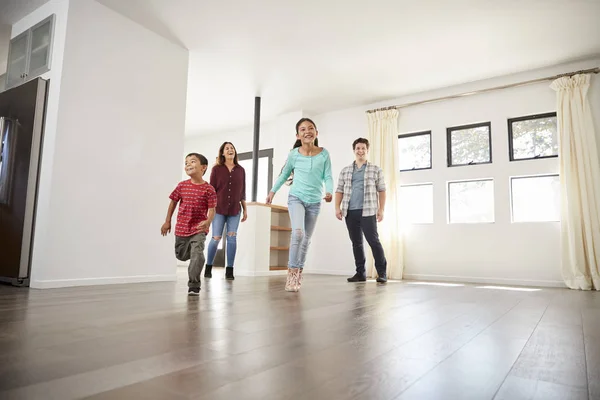 Opgewonden Familie Verkennen Nieuwe Thuis Het Verplaatsen Van Dag — Stockfoto