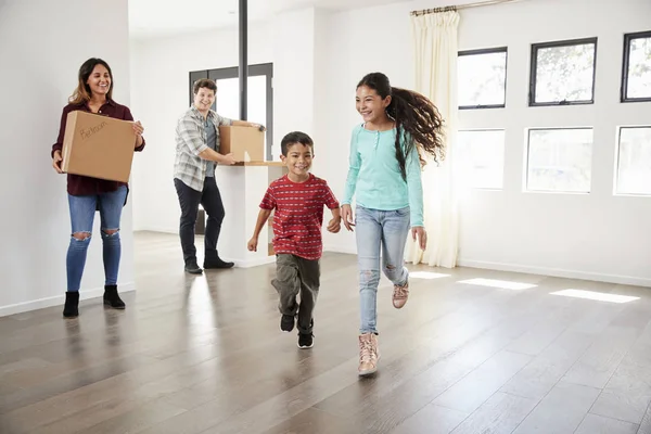 Aufgeregte Familie Trägt Umzugstag Kisten Ins Neue Zuhause — Stockfoto