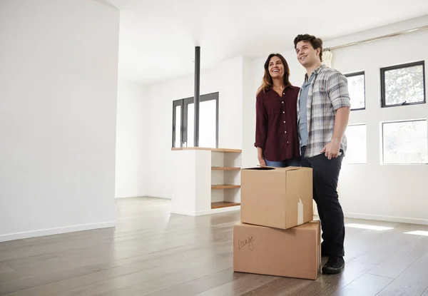 Couple Excité Debout Avec Des Boîtes Dans Une Nouvelle Maison — Photo