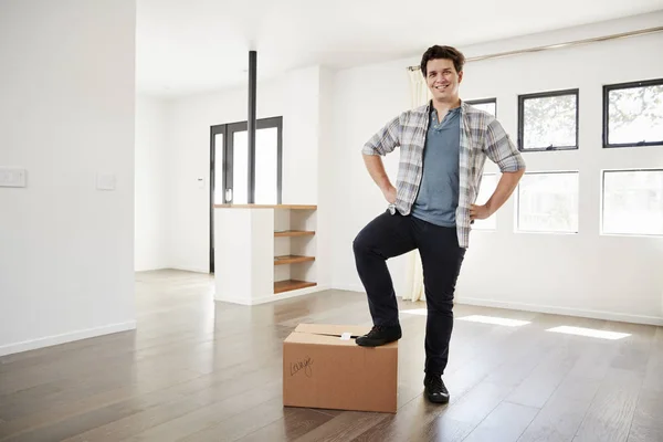 Retrato Del Hombre Orgulloso Parado Caja Nuevo Hogar Día Que —  Fotos de Stock