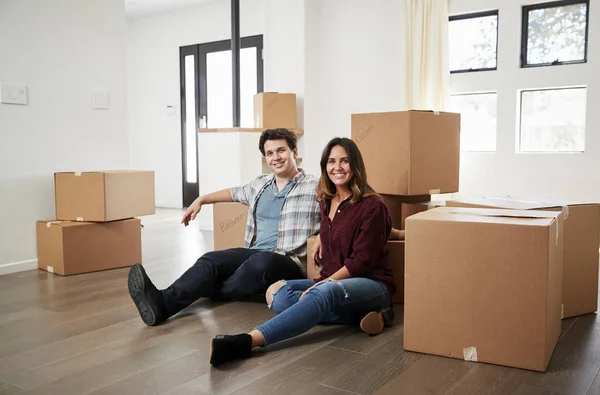 Glückliches Paar Sitzt Umzugstag Umgeben Von Kisten Neuen Zuhause Auf — Stockfoto