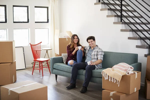 Glückliches Paar Ruht Umzugstag Auf Sofa Inmitten Von Kisten Neuen — Stockfoto