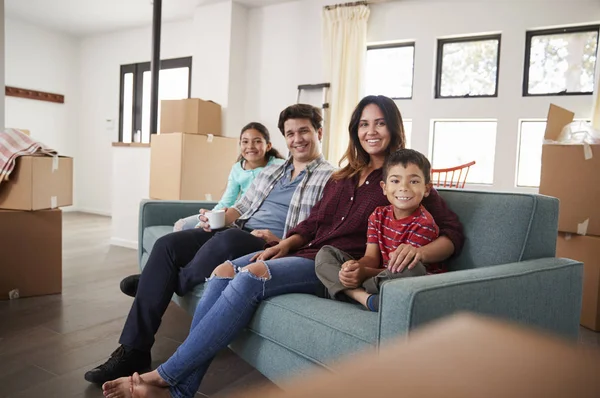 Šťastná Rodina Sofa Obklopeni Boxy Novém Domově Den Stěhování — Stock fotografie