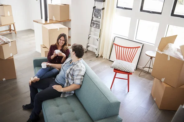 Couple Reposant Sur Canapé Entouré Boîtes Dans Une Nouvelle Maison — Photo