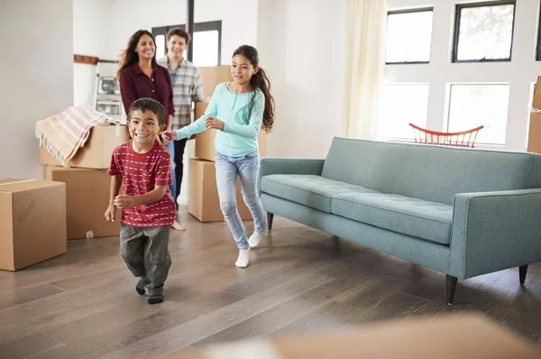 Família Excitada Cercada Por Caixas Explorando Nova Casa Dia Mudança — Fotografia de Stock