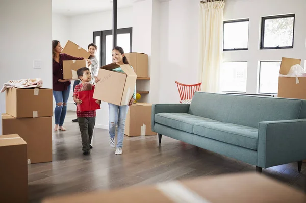 Aufgeregte Familie Trägt Umzugstag Kisten Ins Neue Zuhause — Stockfoto