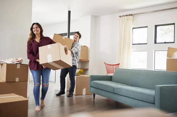 Aufgeregtes Paar Trägt Umzugstag Kisten Ins Neue Zuhause — Stockfoto
