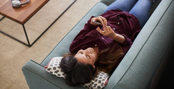 Översiktsbild Kvinna Liggande Soffan Hem Med Mobiltelefon — Stockfoto