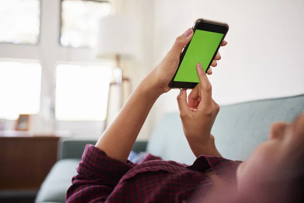 Kvinna Liggande Soffan Hemma Med Hjälp Mobiltelefon Med Grön Skärm — Stockfoto