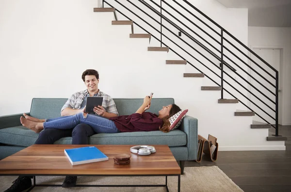 Paar Ontspannen Sofa Thuis Met Behulp Van Mobiele Telefoon Digitale — Stockfoto