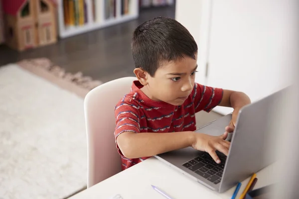 Ödev Yapmak Için Yatak Odası Laptop Istimal Masasında Oturan Çocuk — Stok fotoğraf