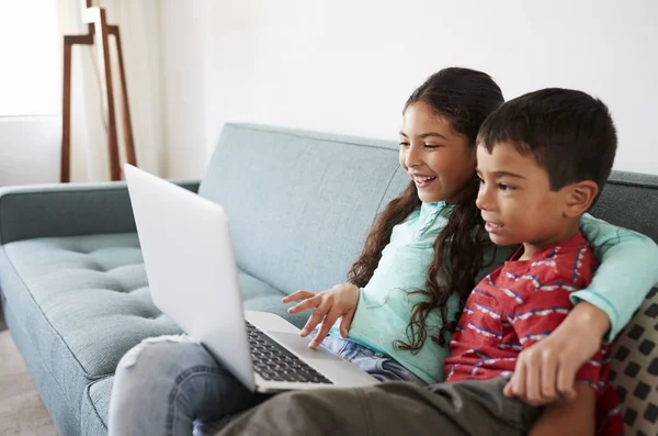 Bruder Und Schwester Sitzen Auf Sofa Und Spielen Zusammen Laptop — Stockfoto