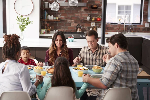 Multi Generatie Familie Bidden Voor Maaltijd Rond Tafel Thuis — Stockfoto