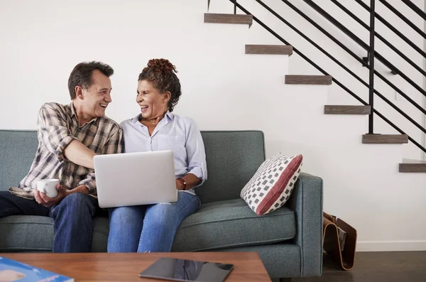 Äldre Par Sitta Soffan Hemma Och Använda Laptop Tillsammans — Stockfoto