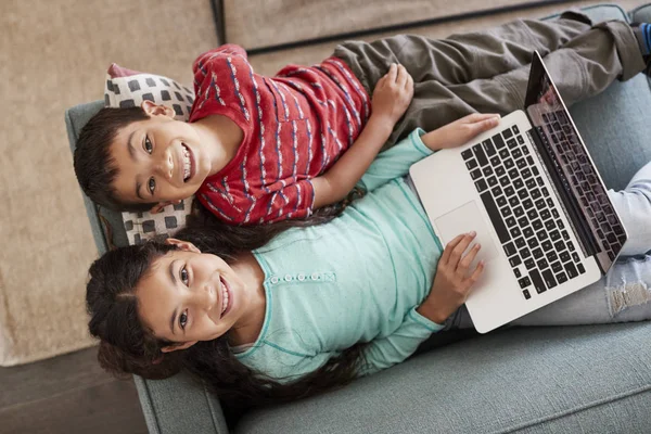 Översiktsbild Bror Och Syster Sitter Soffan Hemma Och Spelar Laptop — Stockfoto