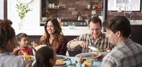 Mehrgenerationenfamilie Genießt Gemeinsames Essen Heimischen Tisch — Stockfoto