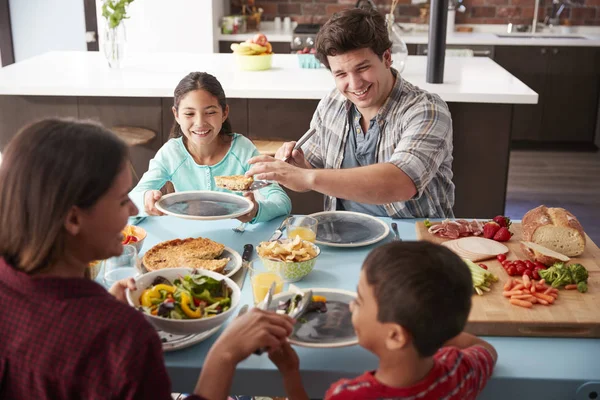 Familie Genießt Gemeinsames Essen Heimischen Tisch — Stockfoto