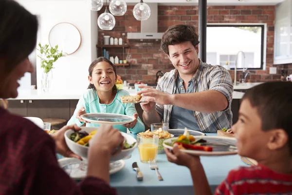 Οικογένεια Απολαμβάνοντας Γεύμα Γύρω Από Τραπέζι Στο Σπίτι Μαζί — Φωτογραφία Αρχείου