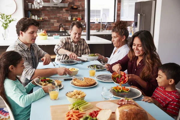 Mehrgenerationenfamilie Genießt Gemeinsames Essen Heimischen Tisch — Stockfoto