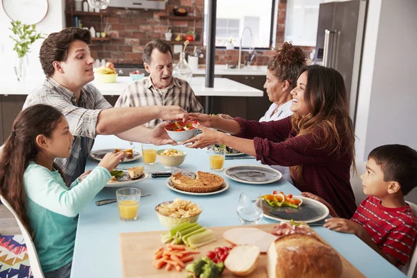 Famiglia Multi Generazione Che Gode Pasto Tavola Insieme — Foto Stock