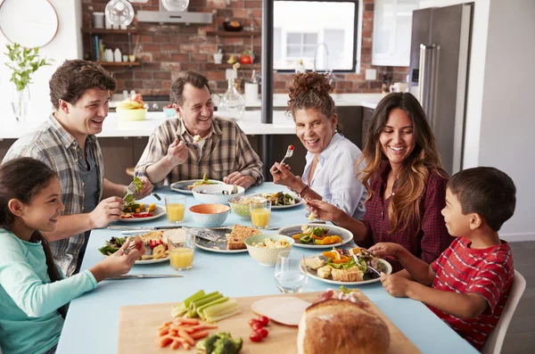 Familia Multigeneracional Disfrutando Comida Alrededor Mesa Casa Juntos — Foto de Stock