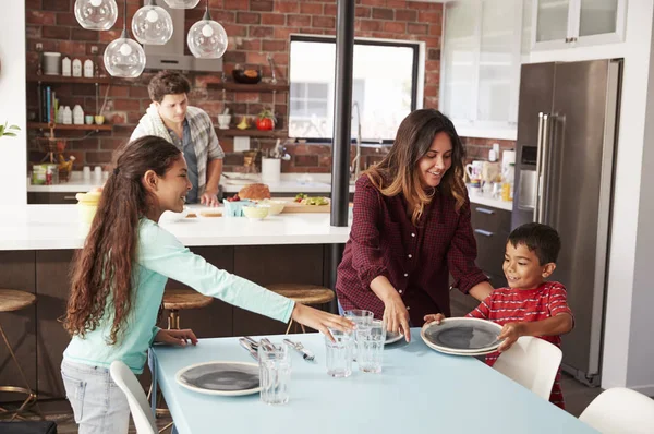 Kinder Helfen Beim Tischdecken Für Familienessen — Stockfoto