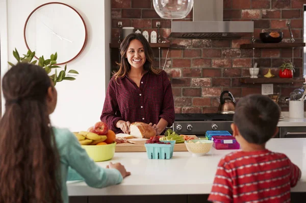 Moeder Maken School Lunches Voor Kinderen Keuken Thuis — Stockfoto