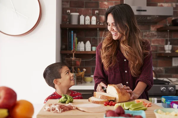 Madre Hijo Haciendo Almuerzo Escolar Cocina Casa —  Fotos de Stock