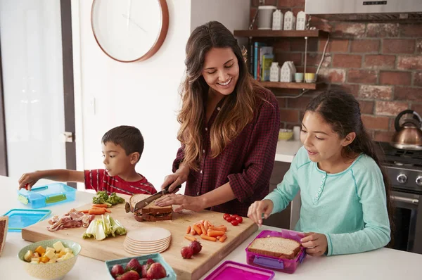 Děti Pomáhají Matka Make Školní Obědy Kuchyni Doma — Stock fotografie