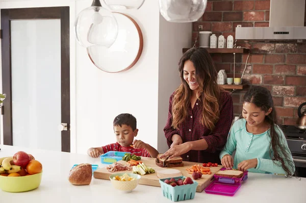 Los Niños Ayudan Madre Hacer Almuerzos Escolares Cocina Casa —  Fotos de Stock