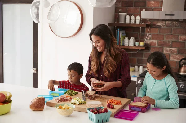 Děti Pomáhají Matka Make Školní Obědy Kuchyni Doma — Stock fotografie